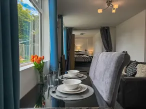 New! Cosy Garden Home, Free Parking With Smart TV & Perfect Motorway Access - Image 2