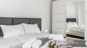 4 - Bedroom House With Hot Tub & Sauna - Happy Rentals - Image 2