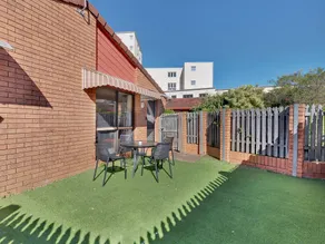Tranquil 2-Bed Townhouse Close to Redcliffe Beach - Image 5