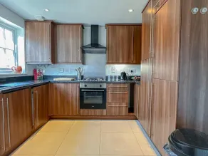 Perfect Booking | 3 Bed Home in Central Bracknell - Image 5