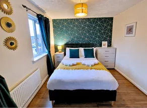 Manchester Townhouse by BEVOLVE - 4 bedrooms - Free Parking - Image 2