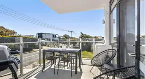 Elegant coastal living near shops and surf beach - Image 4