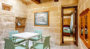 Traditional entire maisonette close to airport - Image 4