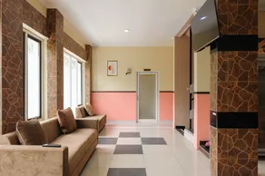 RedDoorz near The Jungle Waterpark Bogor - Image 3