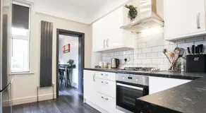 Parkside View Wallasey 5 bedroom 5 bathroom with on-street parking ideal for Groups Families or Contractors with vans by Rework Accommodation - Image 3