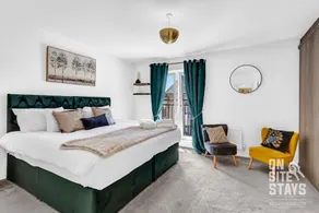 4Double Bed 3.5 Bathrooms Parking Garden & Wifi - Image 2