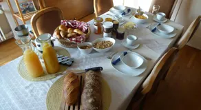 Guntlis Familienpension: Gesamte oberste Etage–eigenes Bad–ländlich in Stadtnähe - Image 3
