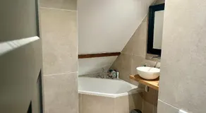 Private attic room with workspace & water view - Image 4