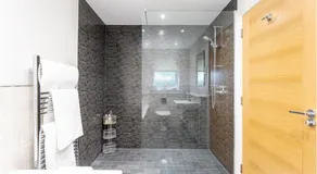 Sandown House - Image 5