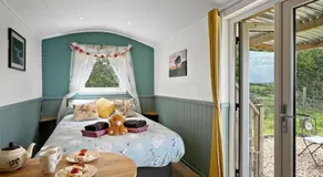 Daisy Shepherds Hut - Image 2