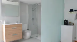 Habitación con baño y entrada independiente - Image 5