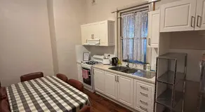 Comfortable Family Room in Central Location - EW1 - Image 3