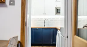 Large bedroom, close to Airport and City Centre - Image 5