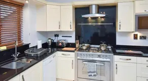 Bewdley House • 4 Bedroom 3 Bathroom • Balcony • Free Parking • Smart TVs • Yoko Property - Image 3