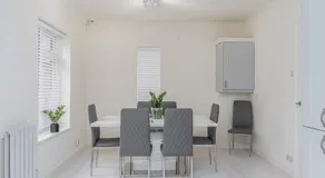 Modern 2-Bed Sleeps 5 Free Parking and Wifi near Stansted and London - Image 3