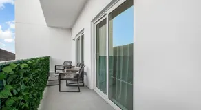 Stylish Condo, Walk to Dining, 5 Min to Beach - Image 4