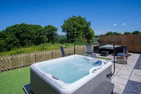 Hopkins Retreat - 3 Bedroom Caravan - Hot Tub - Image 4