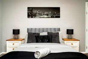 Elegant 5Bed Home, Parking, City Centre, Sleeps 10 - Image 2