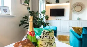 Chic, immaculate Warwick apartment sleeps 4,2 bathrooms, free private parking, easy walk to Warwick, canal-side pub on doorstep - perfect for family breaks, the races or work stays - Image 3