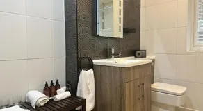 Double Ensuite Ground Floor Easy to Cardiff - Image 5