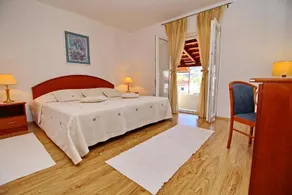 Apartment with terrace and garden - Image 5