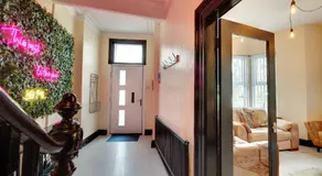 Newcastle CITY APT5,FREE STREET PARKING,4 BEDROOM HOUSE WITH 2 FULL BATHROOM AND KITCHEN,ALL ROOMS WITH TVs,7 BEDS,NETFLIX - Image 3