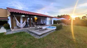 Casa Campestre en zona exclusiva con Jacuzzi, a 10 min del aeropuerto, 20 min parque del café, WiFi, parqueadero privado, vigilancia 24 hrs y amplias zonas sociales - Image 5
