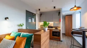 Students Only Straits Egham - 40 mins to Waterloo - Direct Bus to Heathrow - Image 2
