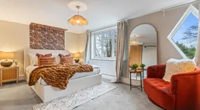 Spacious 4-Bed Cottage with Hot Tub&Parking - Image 2