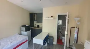 Studio with Private Kitchen - Image 2