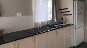 Roomy rosegarden flat in Roselands - Image 3