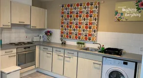 2 Bedrooms Modern Apartment, Lounge, Full Kitchen, Balcony, 5 minutes Stratford Station - Image 5