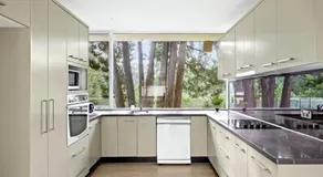 Luminous Ensuite Queen Room - Centrally Located - Image 3