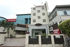 OYO 16520 Green's Hotel - Image 5