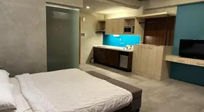 Cozy Spacious Pet Friendly Unit with Netflix Pool Gym - Image 2