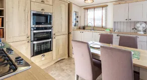 Stylish 2BR Caravan Walk to Beach - Image 5