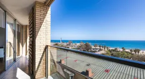 Sea views & city skyline - Image 4