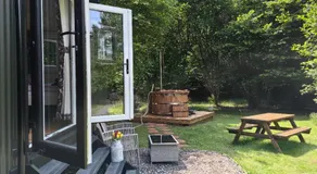 Bell Nook- Shepherd's hut with a spacious wood-fired hot tub - Image 5