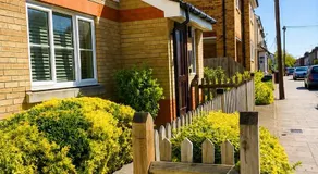 The Bluewater Retreat - Modern 2-Bed House - Image 3