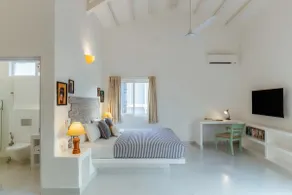 Emerald Stay 1BHK Apartment - Image 2
