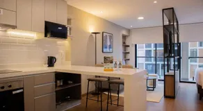 Majestic 1BR with Balcony in Miraflores - Image 3