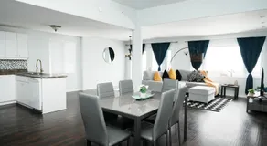 Luxury Lakeview Stay with Jacuzzi in Downtown Barrie - Image 3