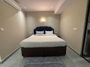 Modern Cozy Studio with King Bed & Kitchenette - Image 2