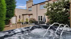 The East Wing at Rufford Park Lodge, Hot Tub Retreat - Image 3