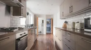 Spacious 3 Bedroom Home with PS5 and Pool Table Near O2 Arena Canary Wharf and Elizabeth Line to Central London - Image 2