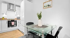Stylish Central Apartment - Gated Access - Parking 16SL - Image 4