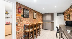 Central Horsham 5BR Home Free Parking Pets Allowed - Image 2