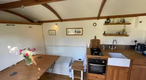 Dartmoor Shepherds Hut at The Shrubbery, River Walkham, Horrabridge, Yelverton - Image 4