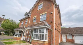 5 Min to Heathrow & Uxbridge Station with Parking - Image 3