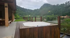 Chalés confortáveis com hidromassagem e vista para lago - Image 4